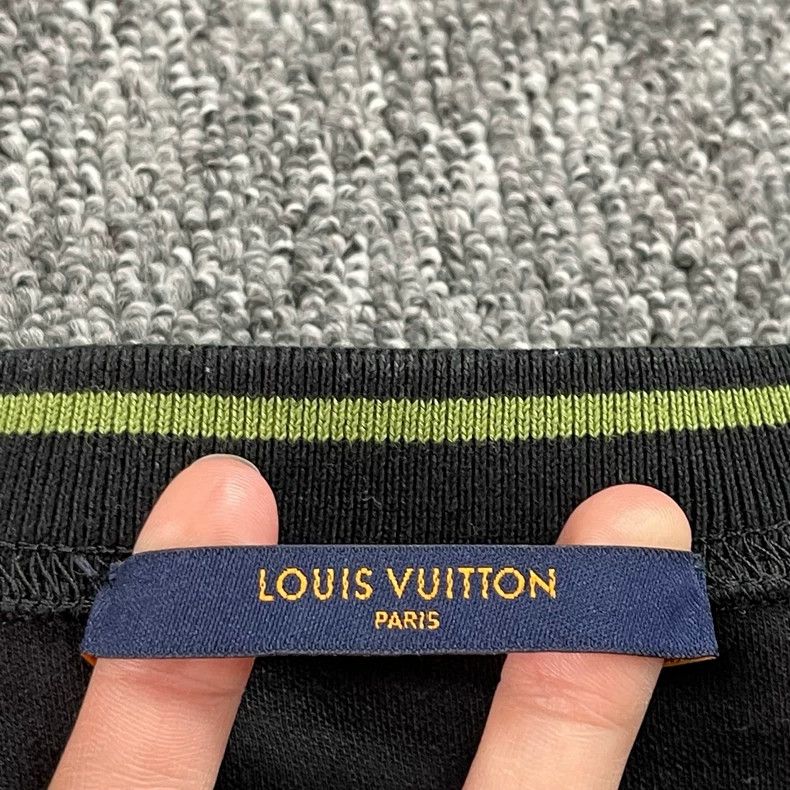 Louis Vuitton Louis Vuitton Full logo short sleeves Size US S / EU 44-46 / 1 - 6 Thumbnail