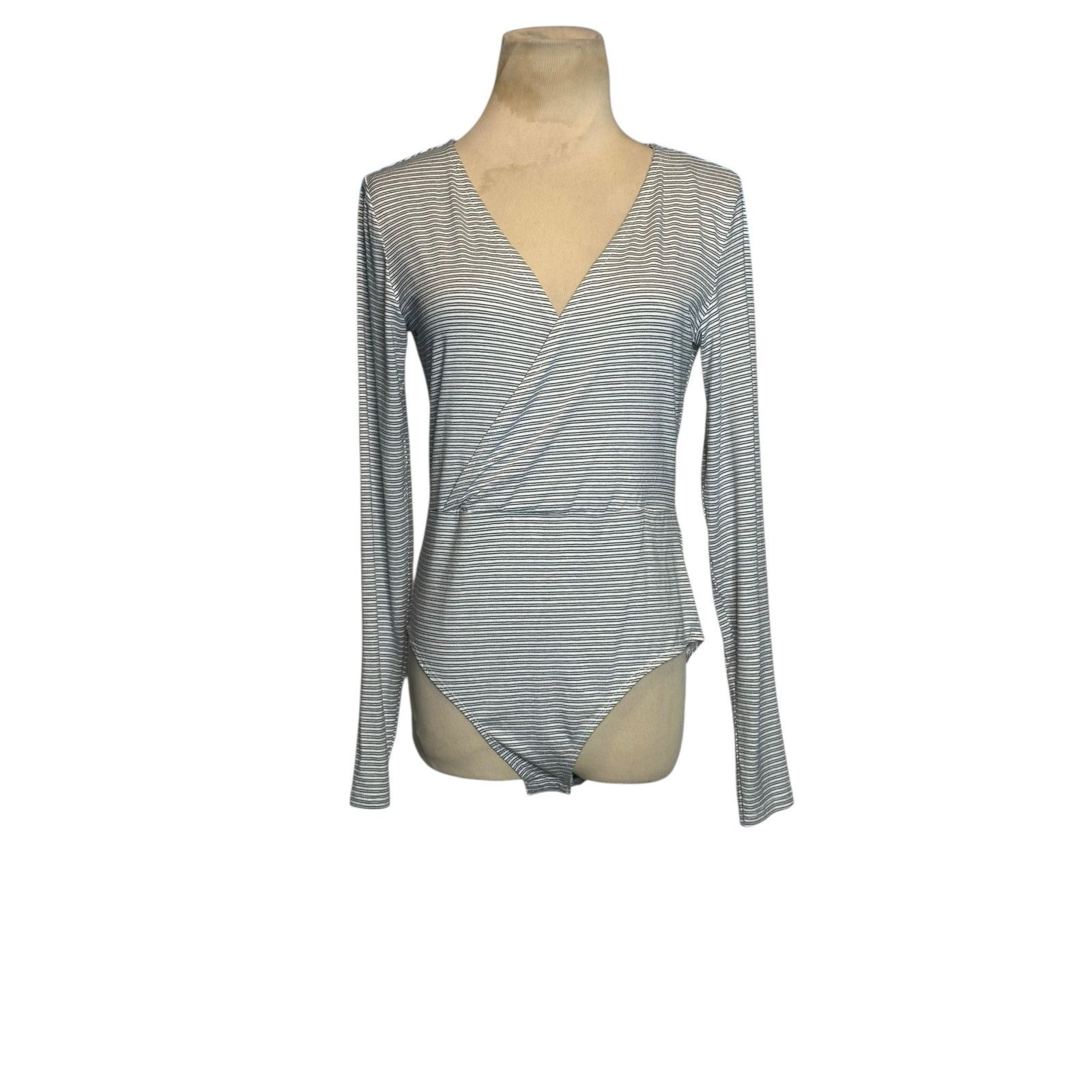 H&M H&M white blue long sleeves bodysuit size Medium Size M / US 6-8 / IT 42-44 - 8 Thumbnail
