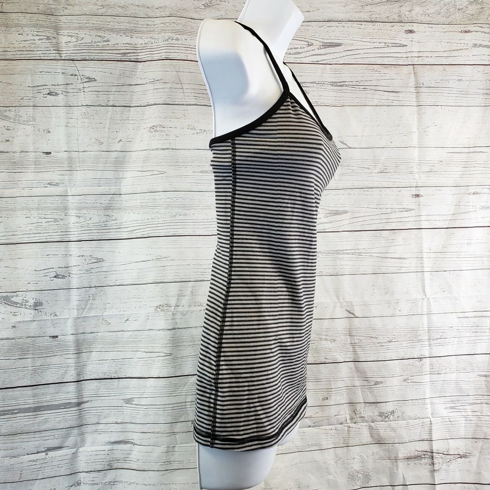 Lululemon Lululemon Power Y Tank Sz 4 Black Gray Striped Pullover Womens Size S / US 4 / IT 40 - 2 Thumbnail