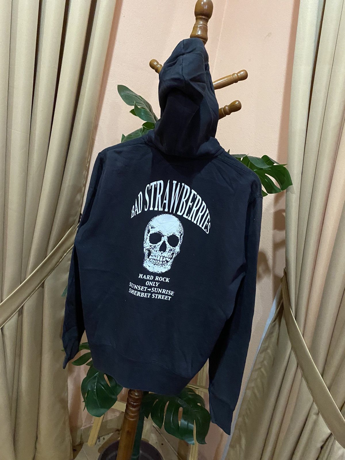 Uniqlo UT x Kenichi Asai “Bad Strawberries” Hard Rock Hoodie Size US M / EU 48-50 / 2 - 6 Thumbnail