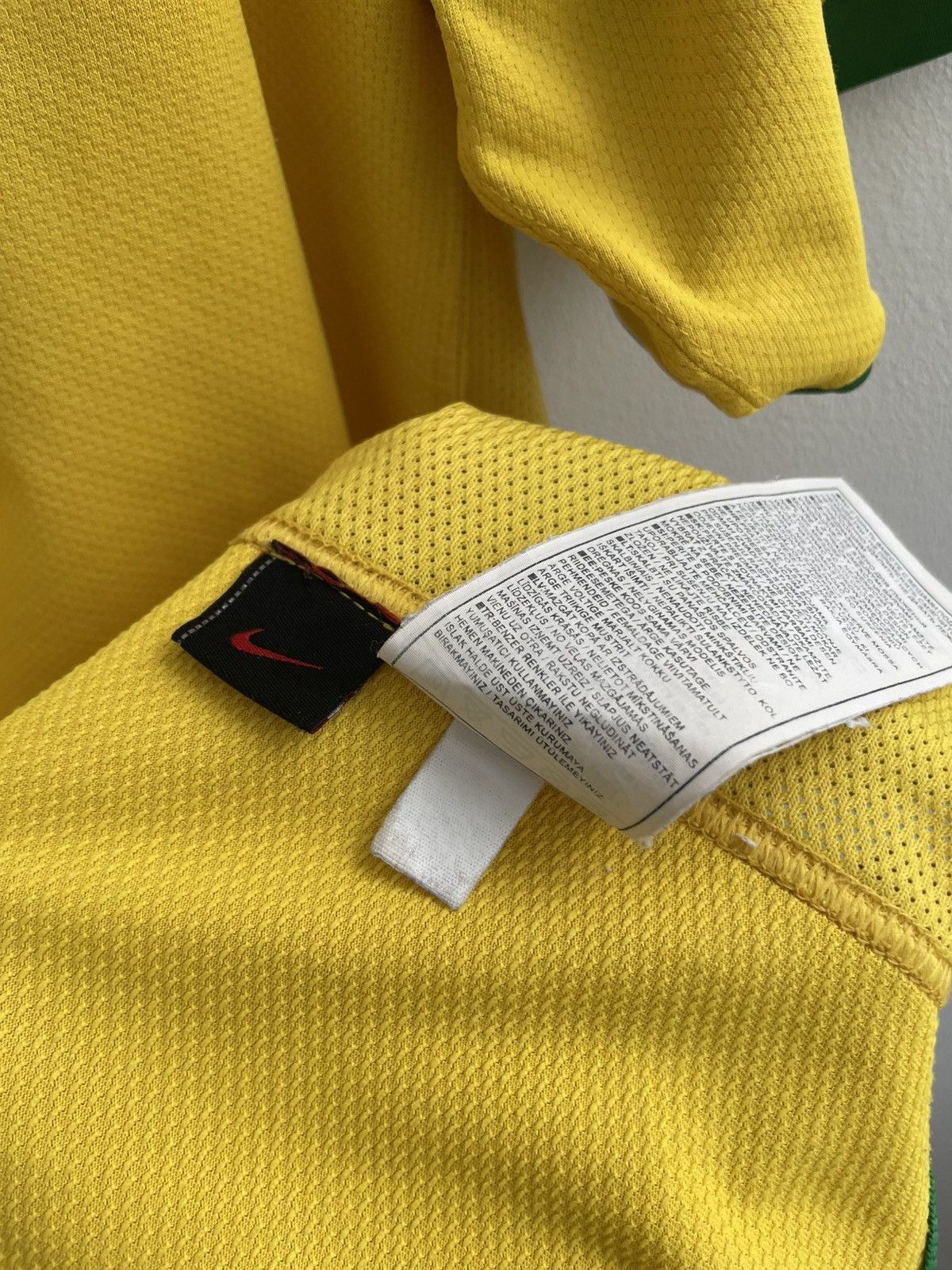 Nike Brazil 2006 2007 Home Football Shirt Soccer Jersey Nike Sz L Size US L / EU 52-54 / 3 - 12 Thumbnail
