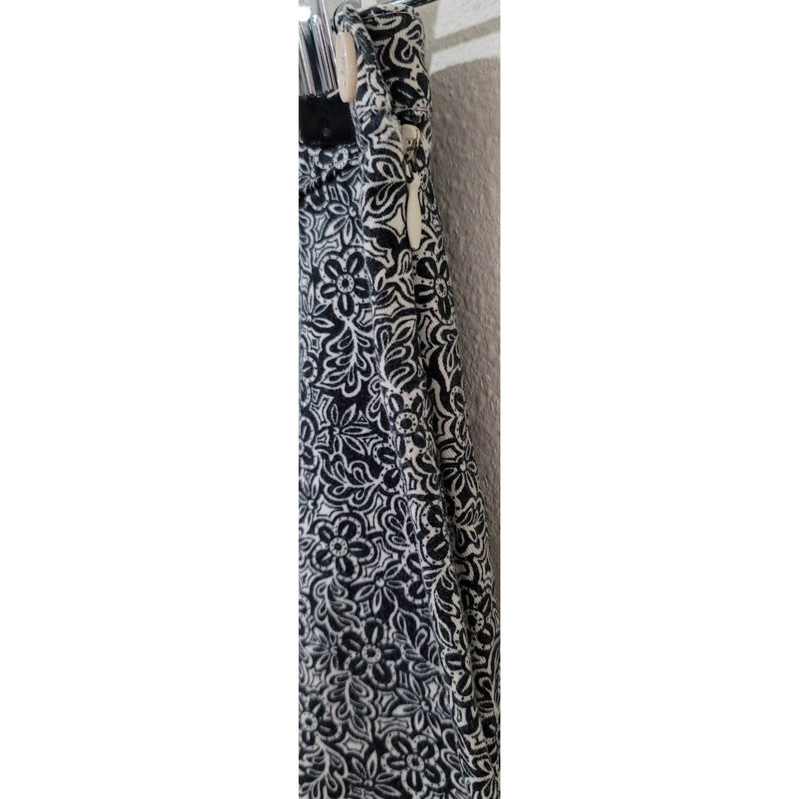 Other Chaus Black White Floral Womens Capri 14 Side Zip Flat Front Size 36" / US 14 / IT 50 - 4 Thumbnail