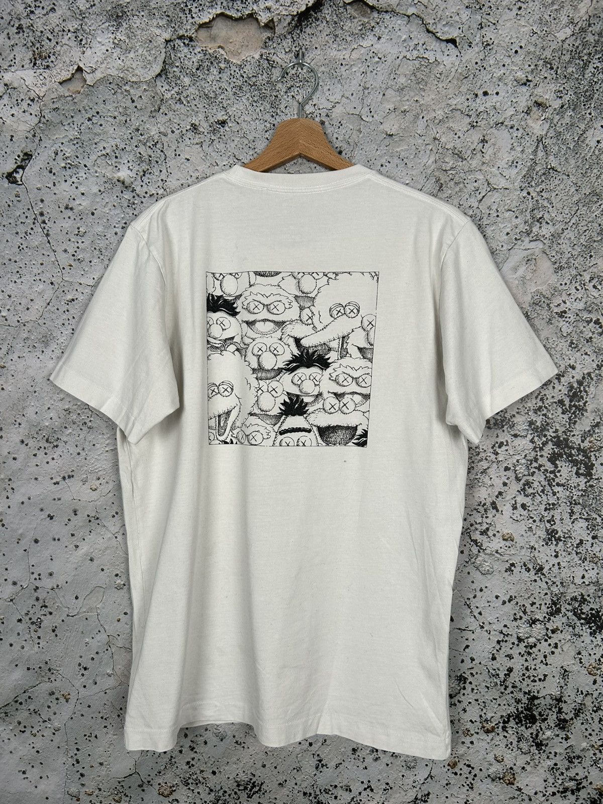 Uniqlo Uniqlo x Kaws Sesame Street Japanese Graphic Tee Streetwear Size US M / EU 48-50 / 2 - 1 Thumbnail