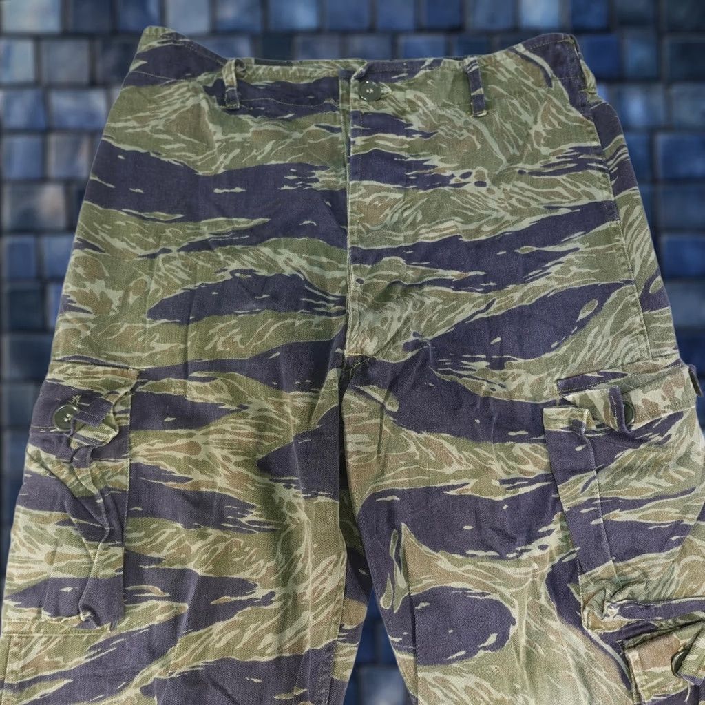 Vintage VINTAGE Vietnam War Tiger Stripe Pants M Men Casual Cargo Pockets 28x29 Green Camouflage Army Season Fall Mens Size US 31 - 1 Thumbnail