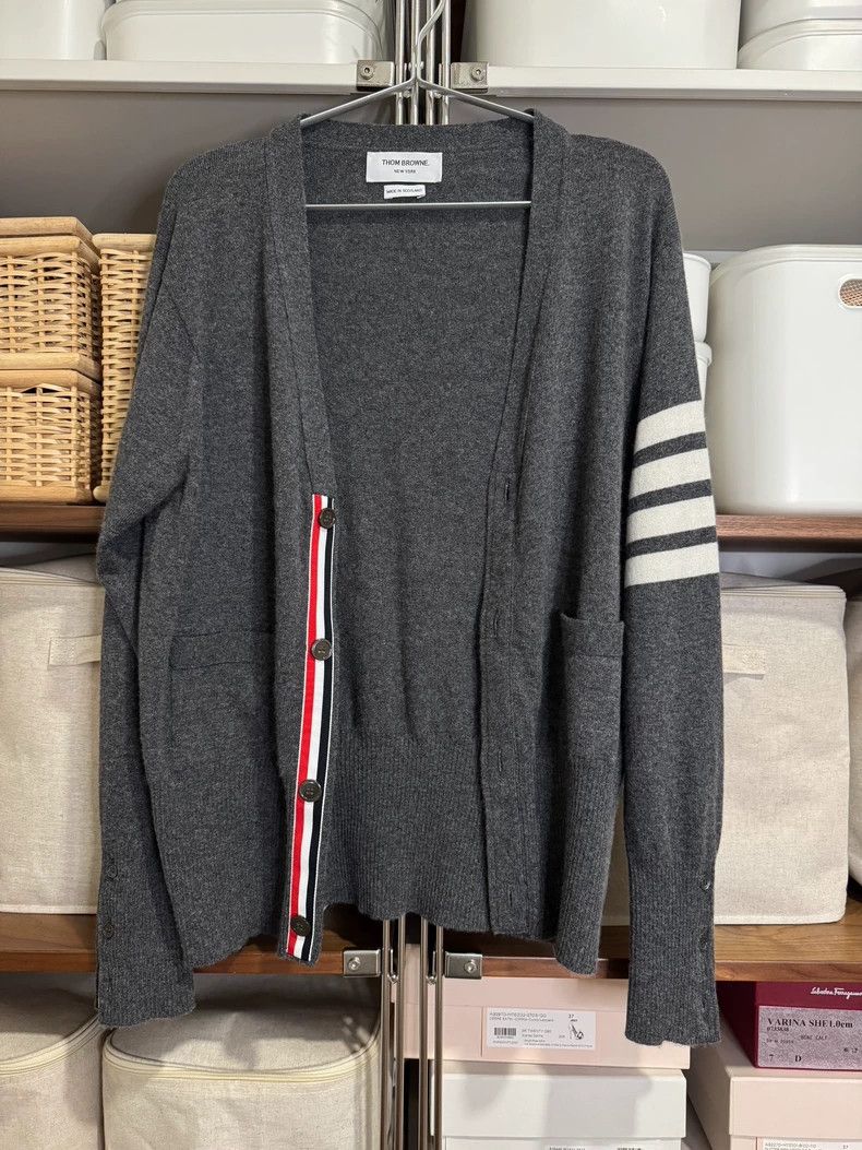 Thom Browne Thom Browne Dark grey cashmere V-neck knit cardigan Size US L / EU 52-54 / 3 - 1 Thumbnail