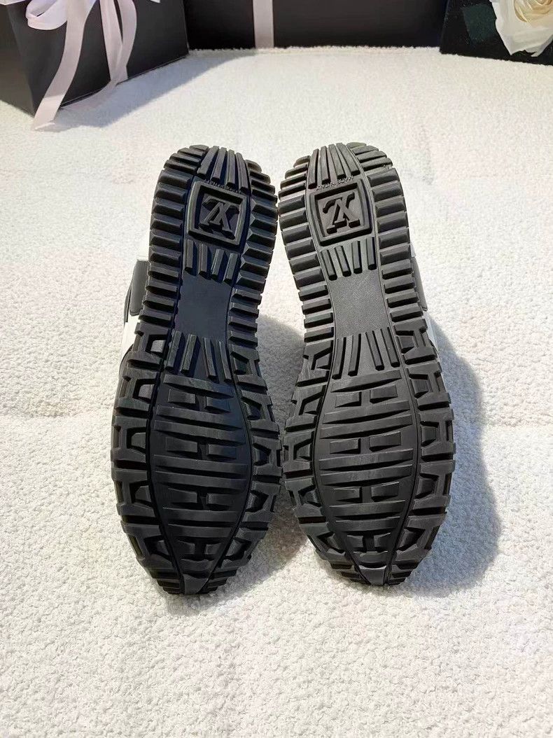 Louis Vuitton Louis Vuitton Run Away Black & White Panda Lace-Up Sneaker Size US 8 / IT 38 - 7 Thumbnail