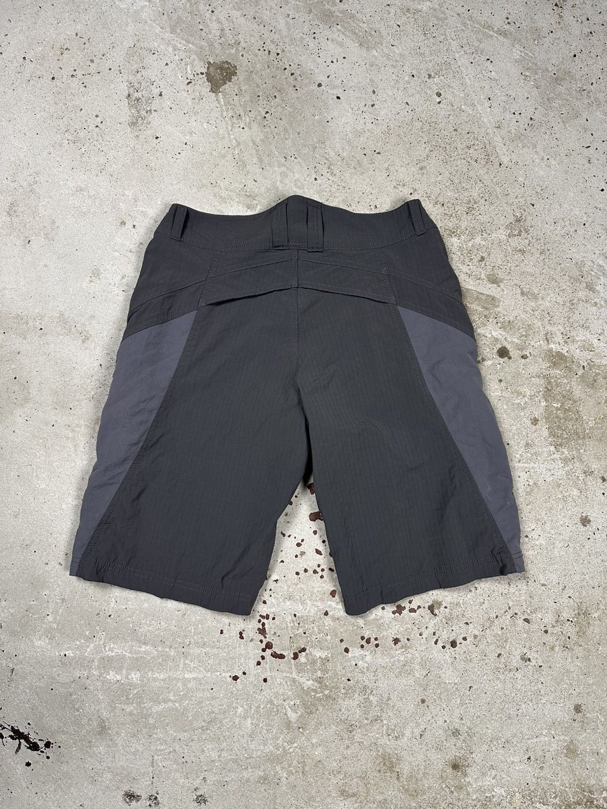 The North Face × Vintage Vintage Y2K The North Face Gray Shorts Outdoor Size US 30 / EU 46 - 2 Thumbnail