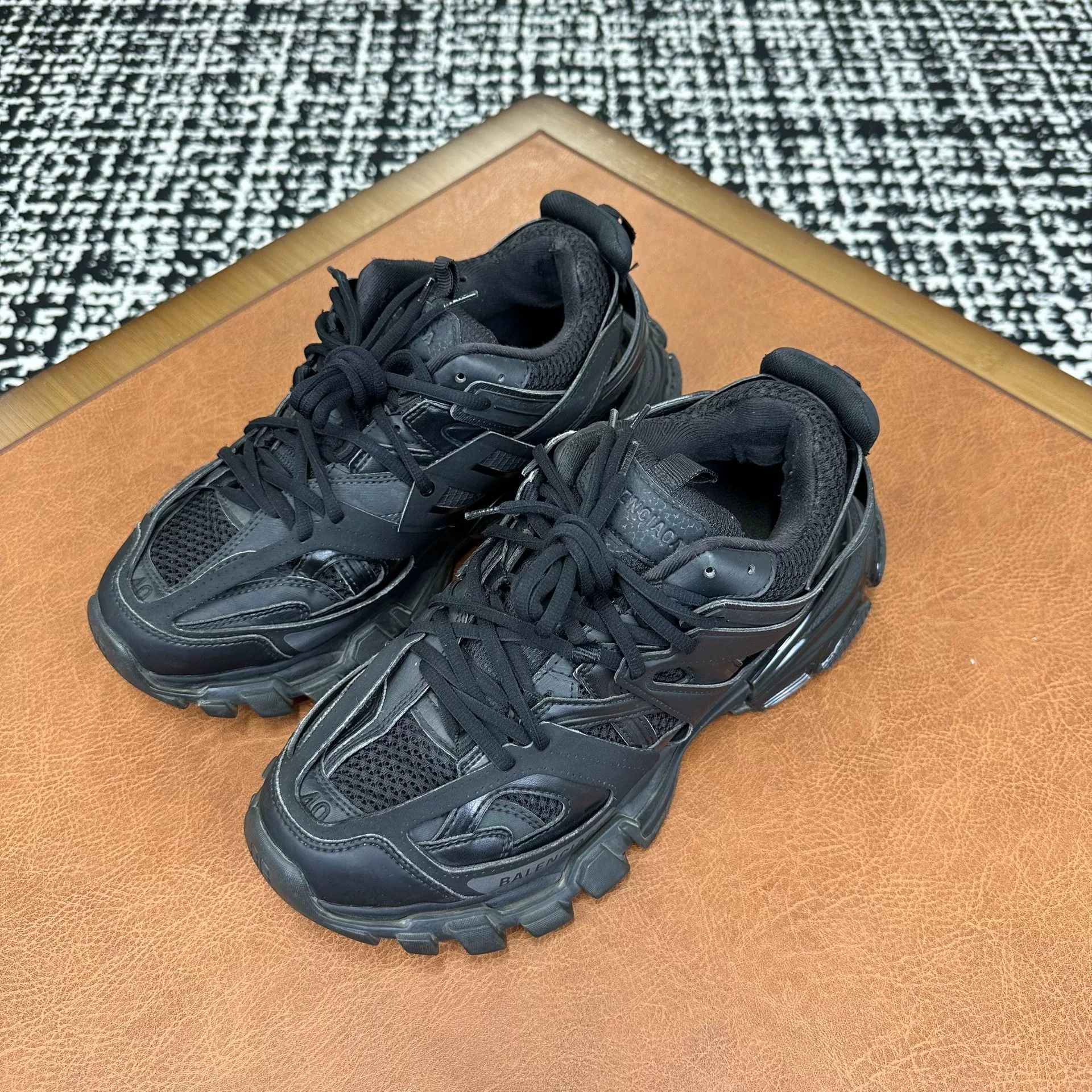 Balenciaga Balenciaga Clear Black Lowtop Sneakers 7 Men Size US 7 / EU 40 - 1 Thumbnail