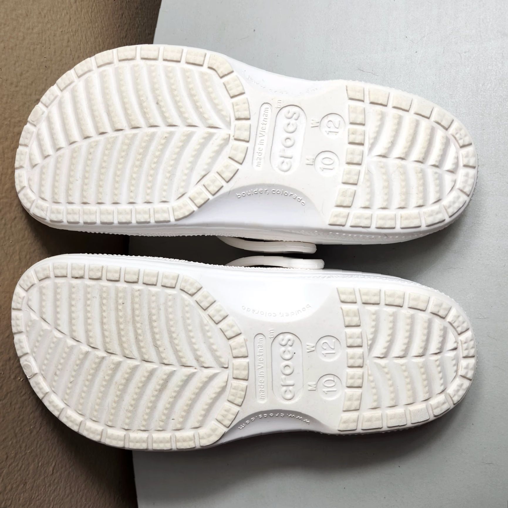 Crocs Crocs Fleece Lined |Mens 10/Womens 12| White/Gray Strap Back Clogs Size L / US 10 / IT 46 - 8 Thumbnail