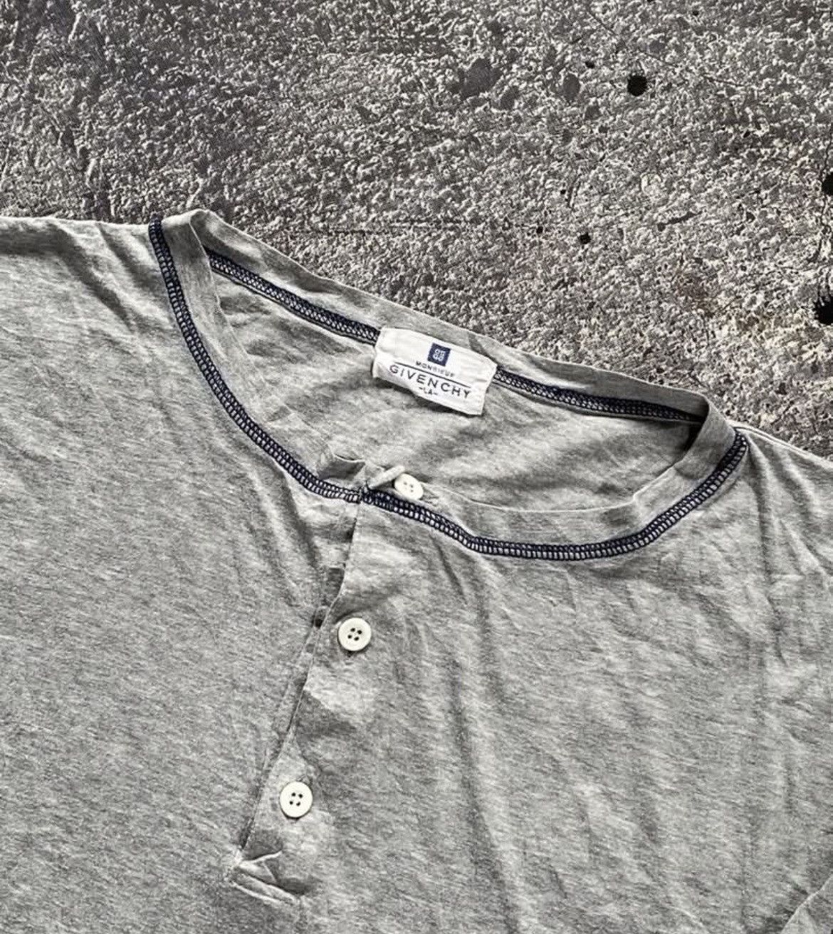Givenchy Givenchy Gentelment Tee Size US L / EU 52-54 / 3 - 2 Thumbnail