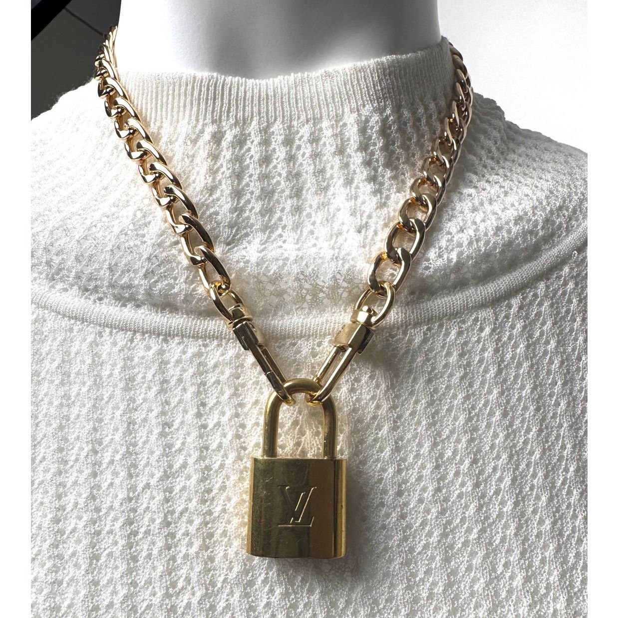 Louis Vuitton Louis Vuitton LV 301 Lock With Key on Unbranded Necklace Size ONE SIZE - 1 Thumbnail