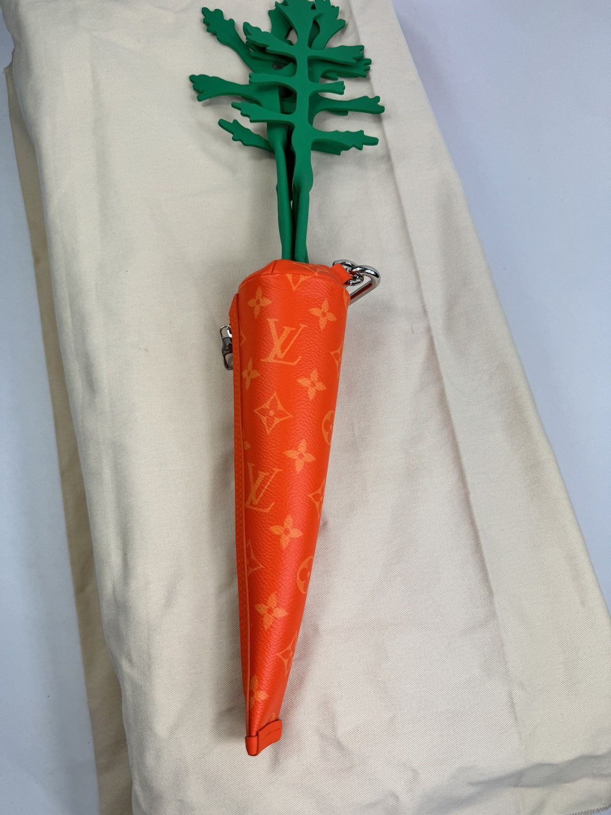 Louis Vuitton CARROT POUCH M80851 (RARE) Size ONE SIZE - 5 Thumbnail