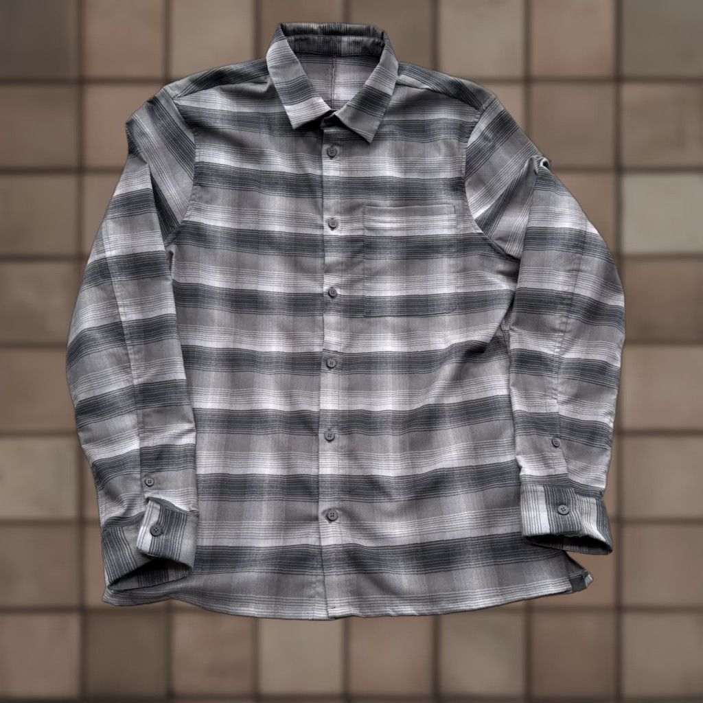 Lululemon Lululemon Shirt Mens Large Gray Plaid Button Up Long Sleeve Performance Stretch Size US L / EU 52-54 / 3 - 1 Thumbnail