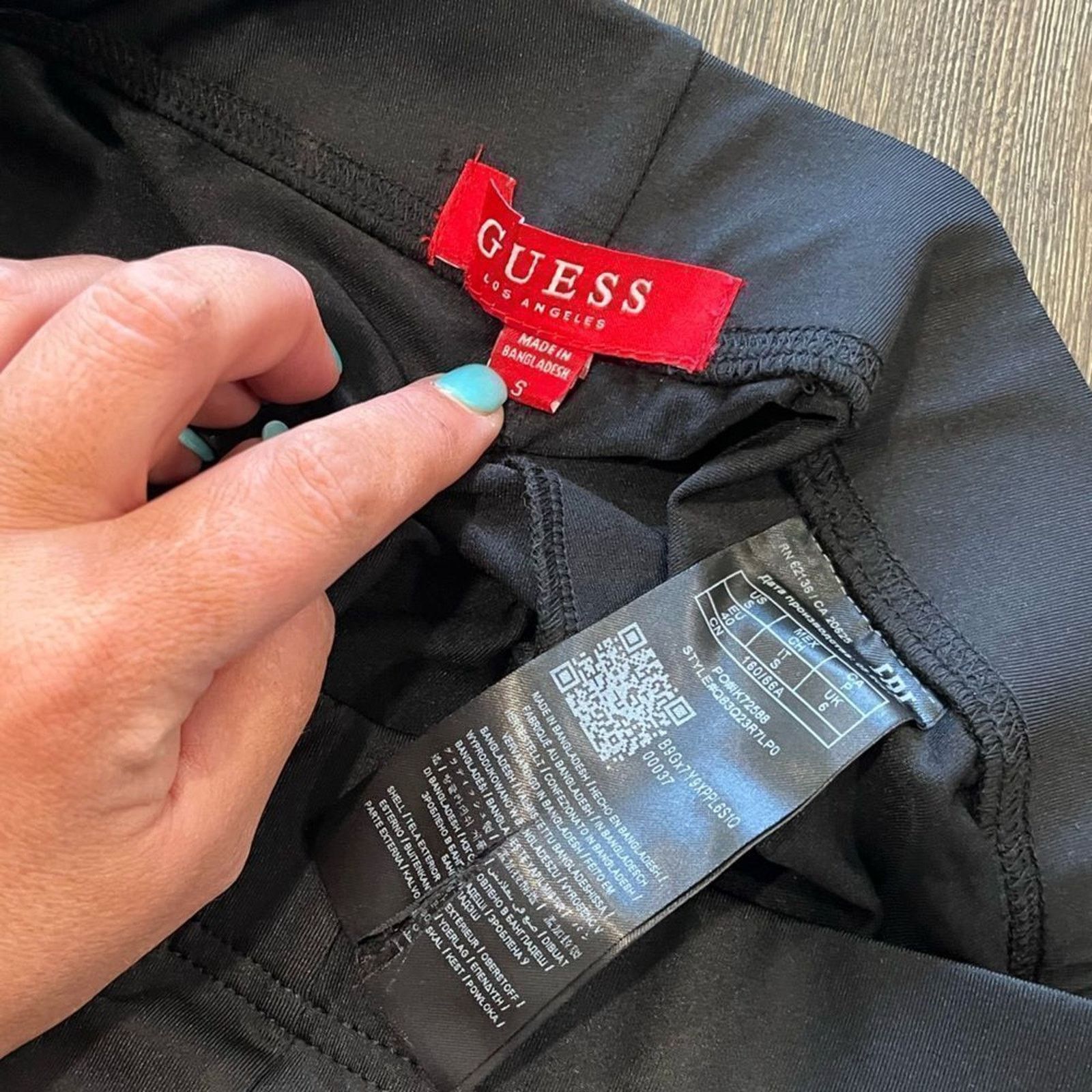 Guess NWOT Guess Black Cropped Capri Leggings Logo Print Size S Size 26" / US 2 / IT 38 - 2 Thumbnail