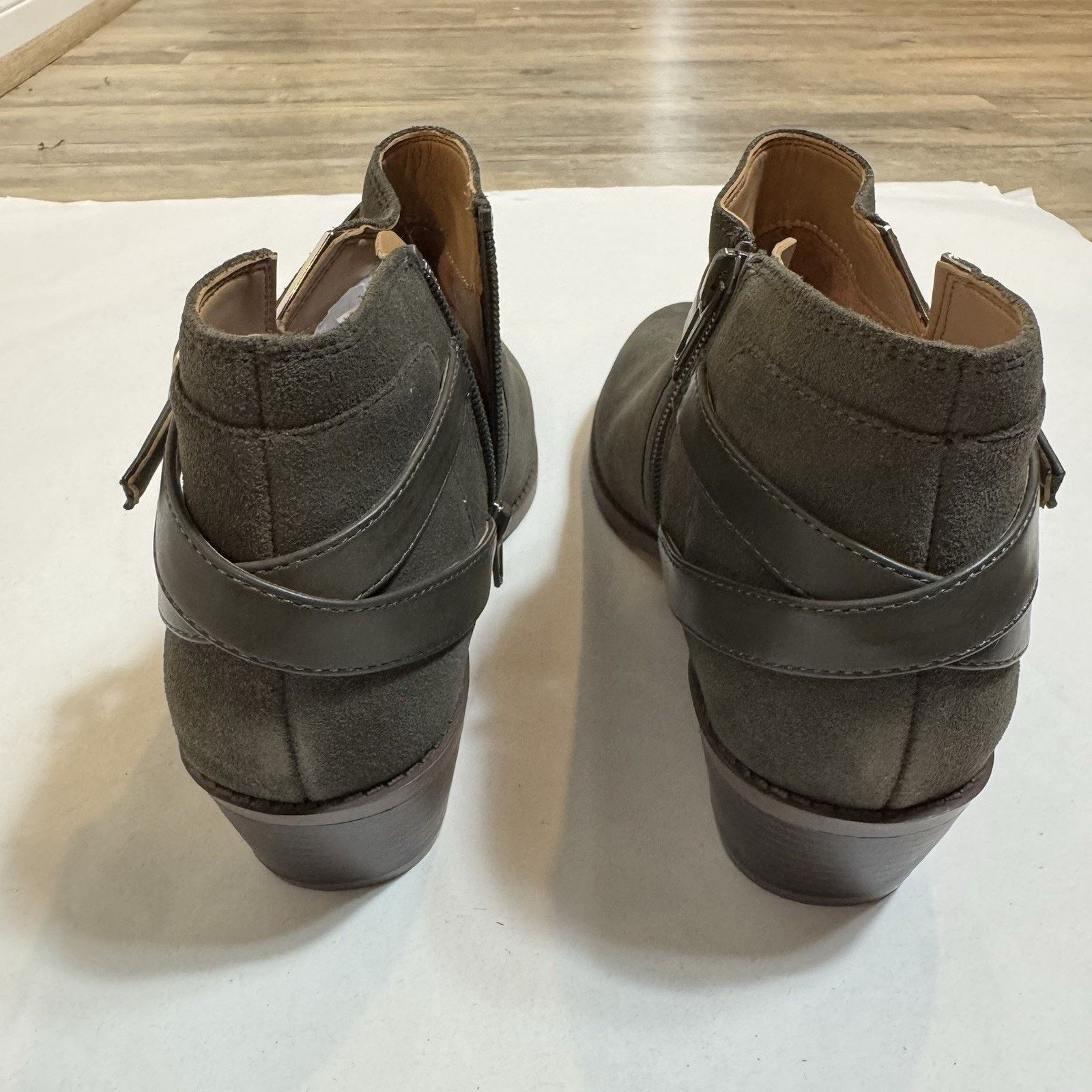 Vionic Vionic Farrah ankle boot khaki green suede Women’s Size 7.5 Size US 7.5 / IT 37.5 - 7 Thumbnail