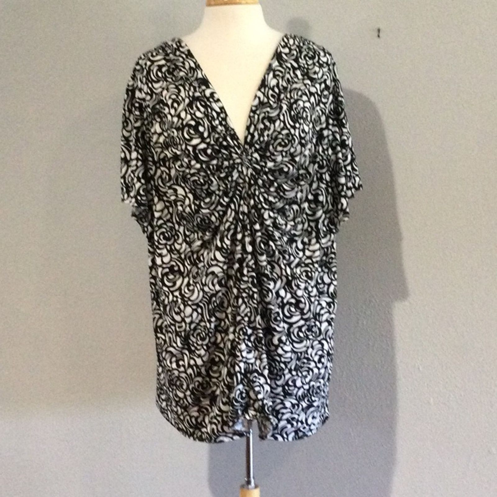 Other Lane Bryant Black & White V-Neck Short Sleeve Blouse 26/28 Size 3XL / US 20-22 - 1 Thumbnail