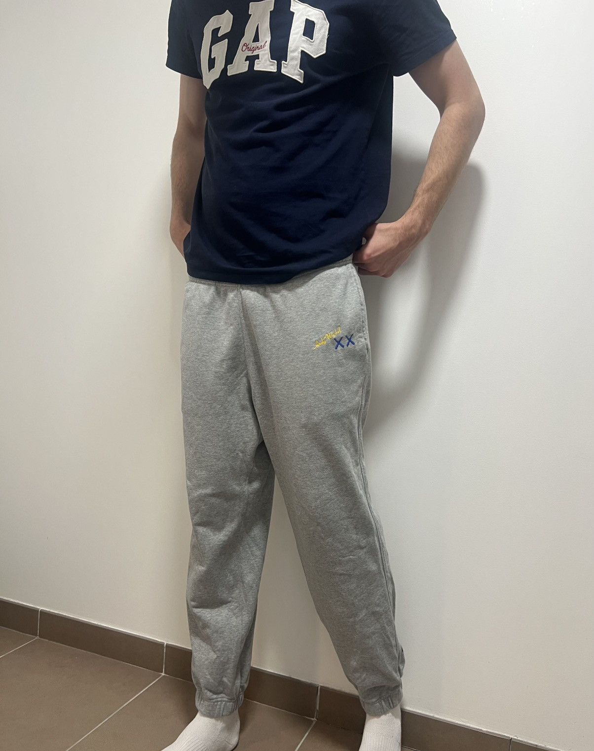 Andy Warhol × Kaws × Uniqlo Jogging Gris Uniqlo Andy Warhol KAWS édition limitée Size US 36 / EU 52 - 1 Thumbnail