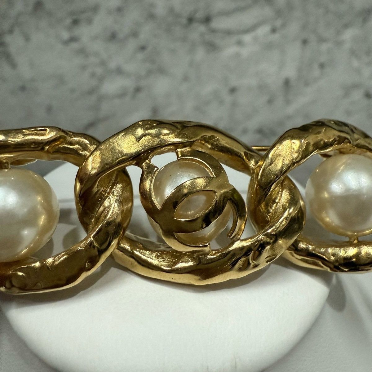 Chanel Chanel CC logo brooch in gold-tone metal with faux pearls Size ONE SIZE - 3 Thumbnail