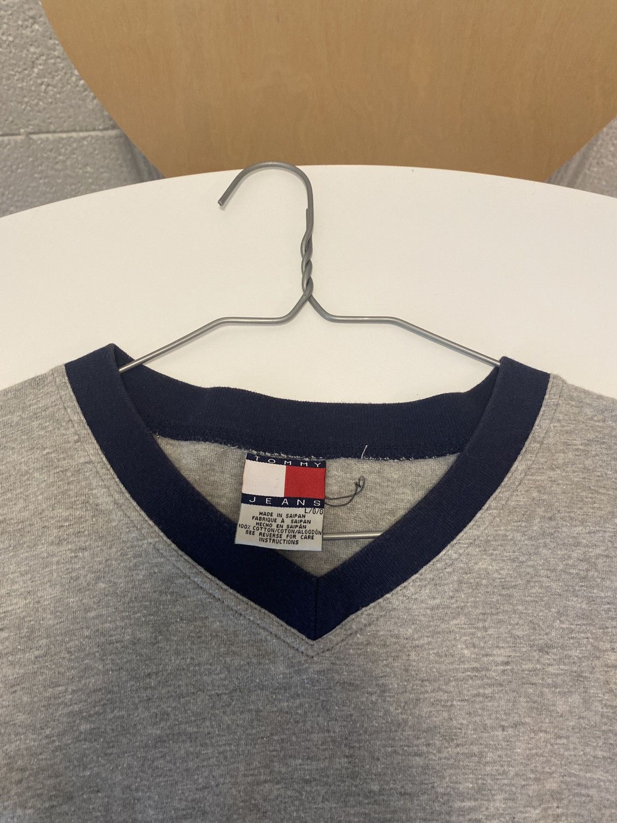 Tommy Hilfiger Tommy Hilfiger V-neck T-shirt VTG Size US L / EU 52-54 / 3 - 4 Thumbnail