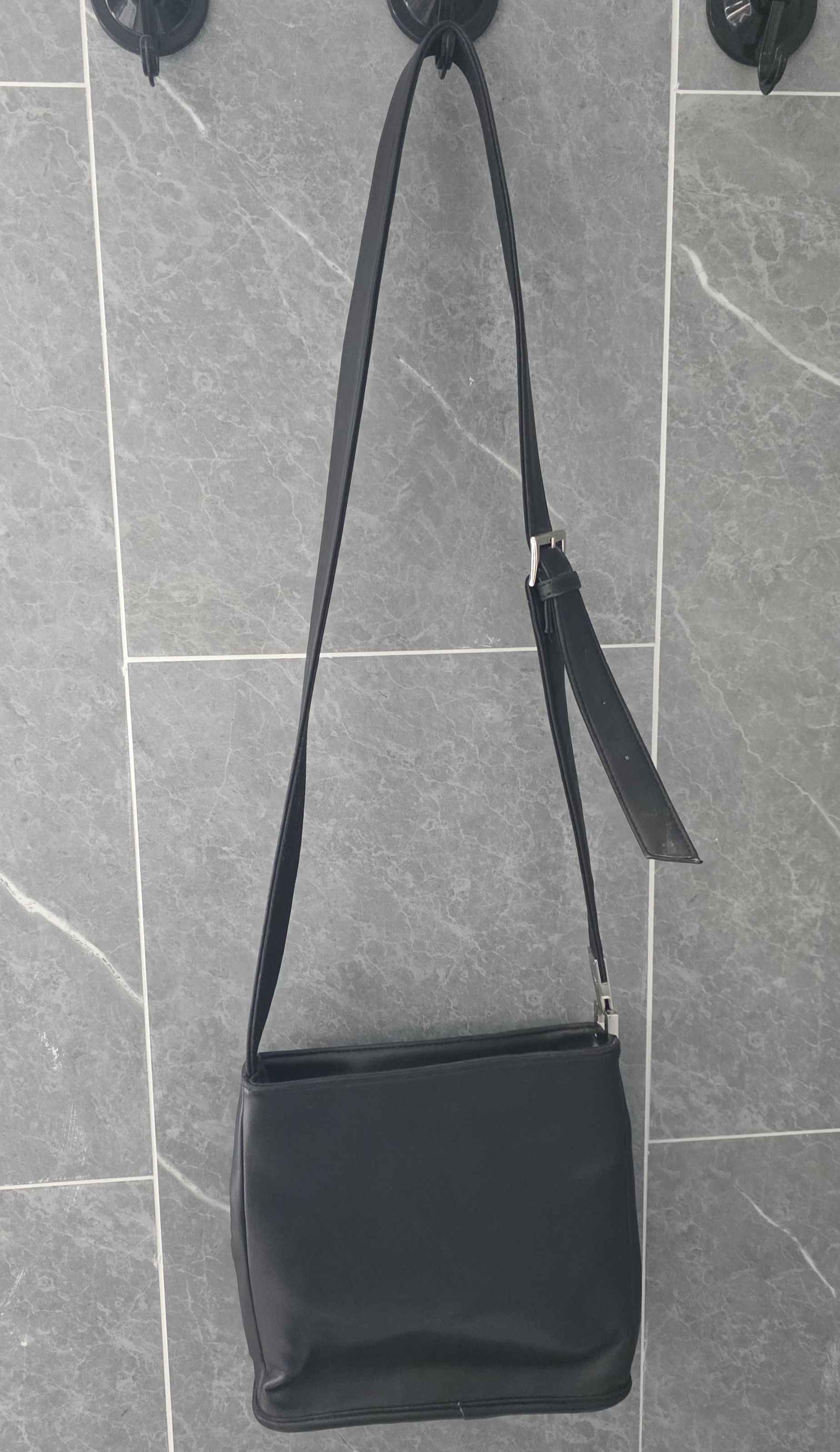 Unknown London Liz Claiborne Black Leather Crossbody Purse 9" L 3" W 9" H Size ONE SIZE - 6 Thumbnail