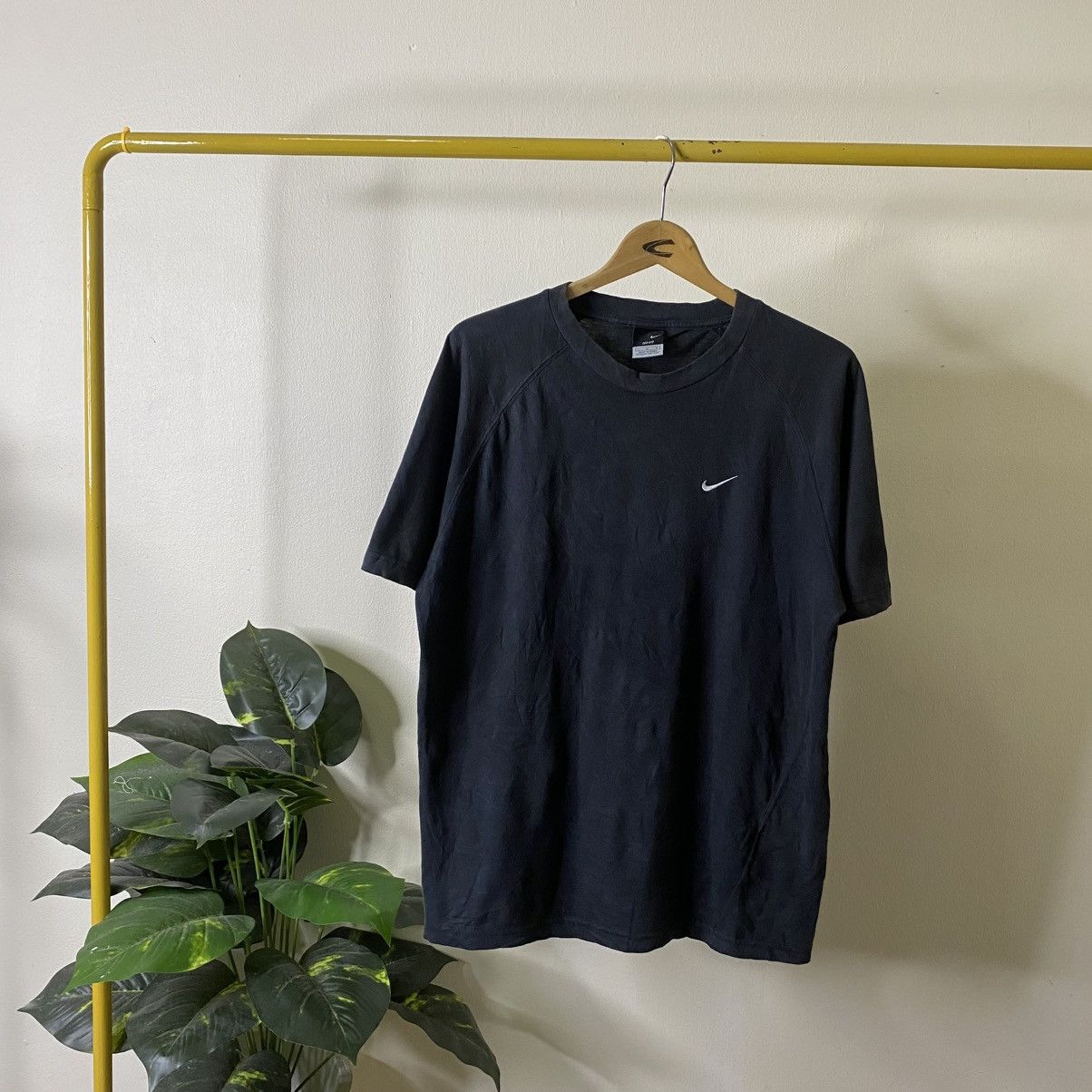 Nike Vintage Y2K Nike Essential Embroidery Small Swoosh T Shirt Size US L / EU 52-54 / 3 - 1 Thumbnail