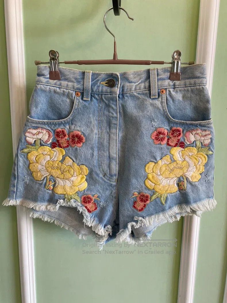 Gucci Gucci Embroidered floral denim shorts Size 26" / US 2 / IT 38 - 1 Thumbnail