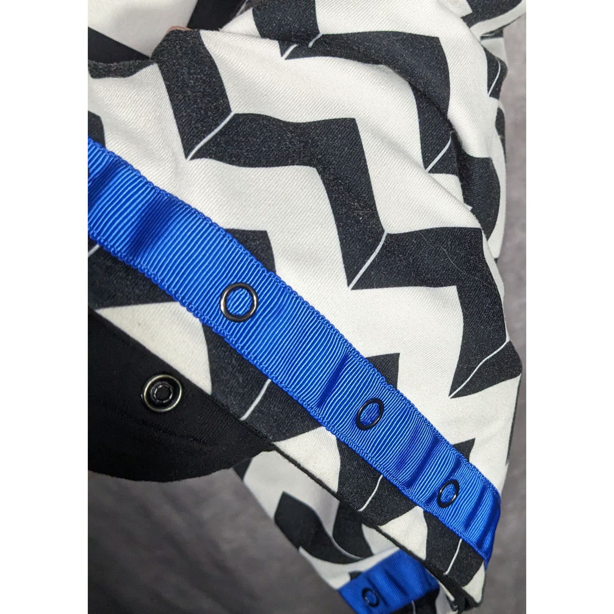 Lululemon Lululemon Vinyasa Scarf Chevron Black & White With Snap Deta Size ONE SIZE - 8 Thumbnail