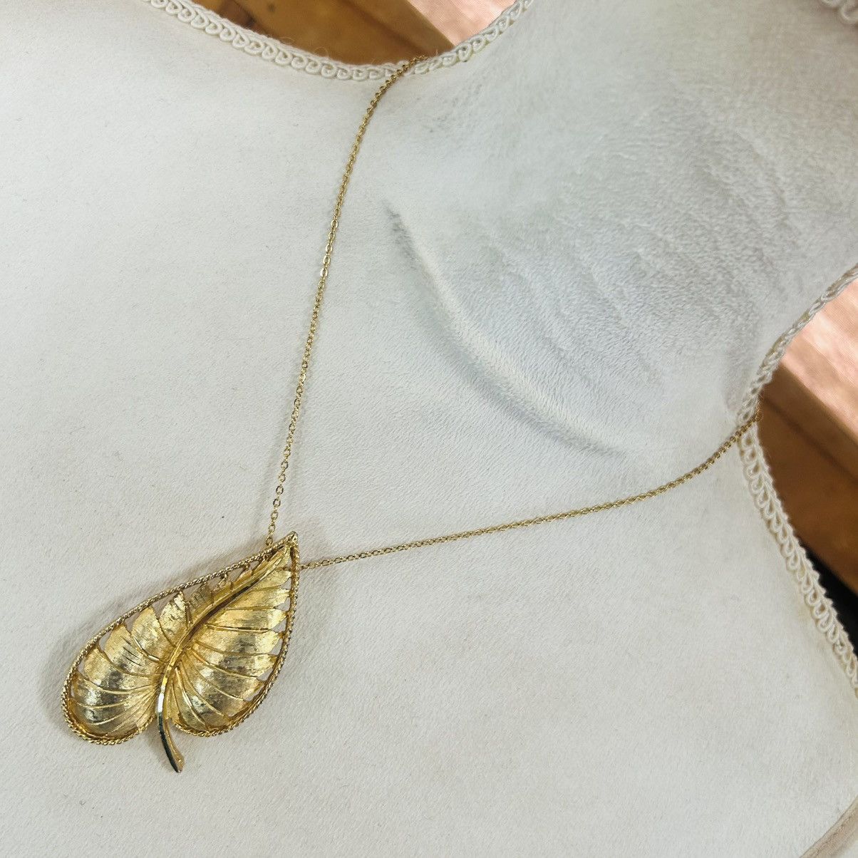 Vintage Vintage 60s B.S.K. gold di-cut textured leaf brooch Size ONE SIZE - 1 Thumbnail