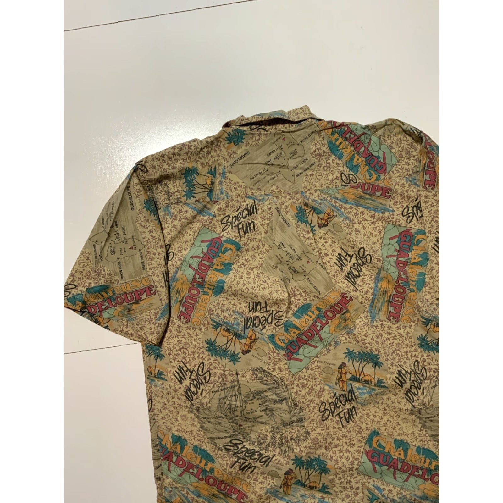 Vintage VINTAGE Imprints Guadeloupe Island Special Fun AOP Travel Camp Button Shirt Sz.M Size US M / EU 48-50 / 2 - 5 Thumbnail