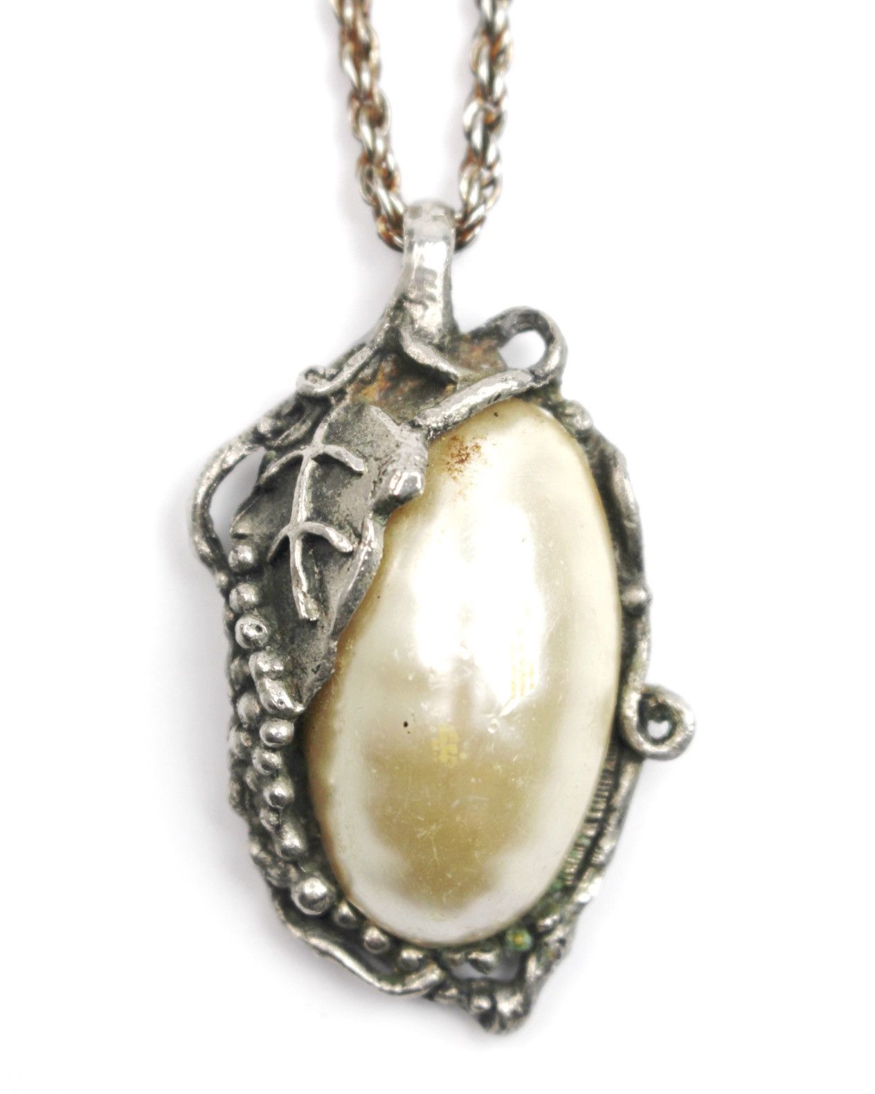 If Six Was Nine 2000S VICTORIAN ART NOUVEAU FAUX PEARL SILVER TONE NECKLACE Size ONE SIZE - 1 Thumbnail