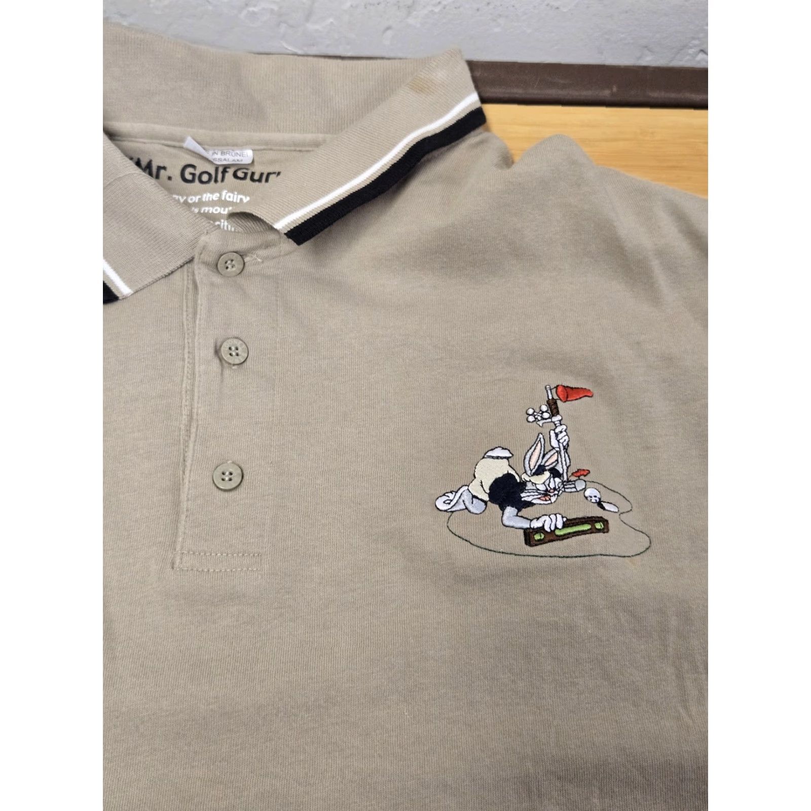 Vintage Warner Bros Bugs Bunny Golf Polo Shirt Mens 2XL Khaki Short Sleeve Polo Embroidered 2000s Size US XXL / EU 58 / 5 - 2 Thumbnail