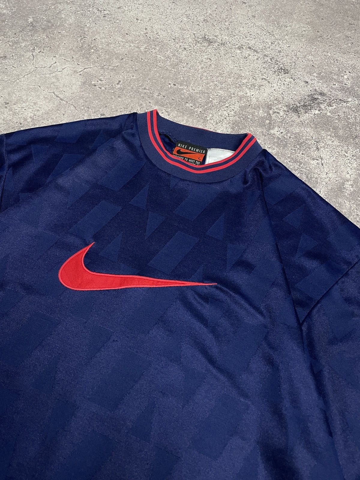Vintage Vintage Nike Big Swoosh Tee Centre Logo 00s T-shirt Size US L / EU 52-54 / 3 - 4 Thumbnail