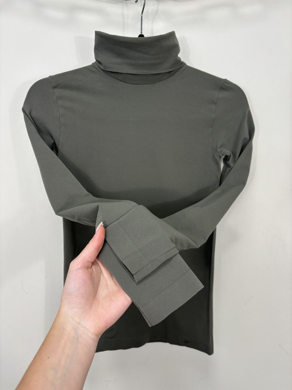 Max Mara Max Mara Women’s Italian Luxury Slim Nylon Turtleneck Top Size M / US 6-8 / IT 42-44 - 5 Thumbnail