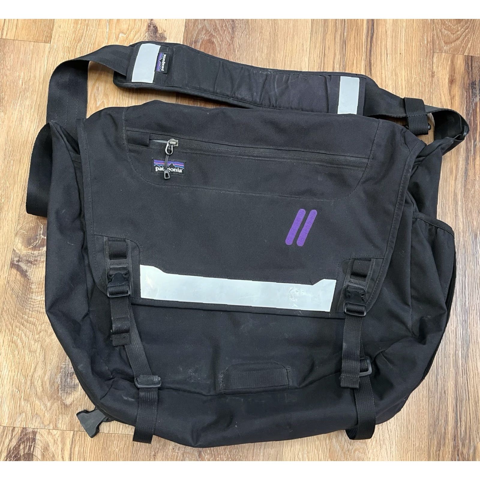 Patagonia Patagonia Messenger Bag Reflective 16” x 12.5” x 5.5” Black 11782 Unisex Adults Medium Polyester Nylon Handle/Strap Pockets Organizer Inner Dividers Size ONE SIZE - 2 Thumbnail