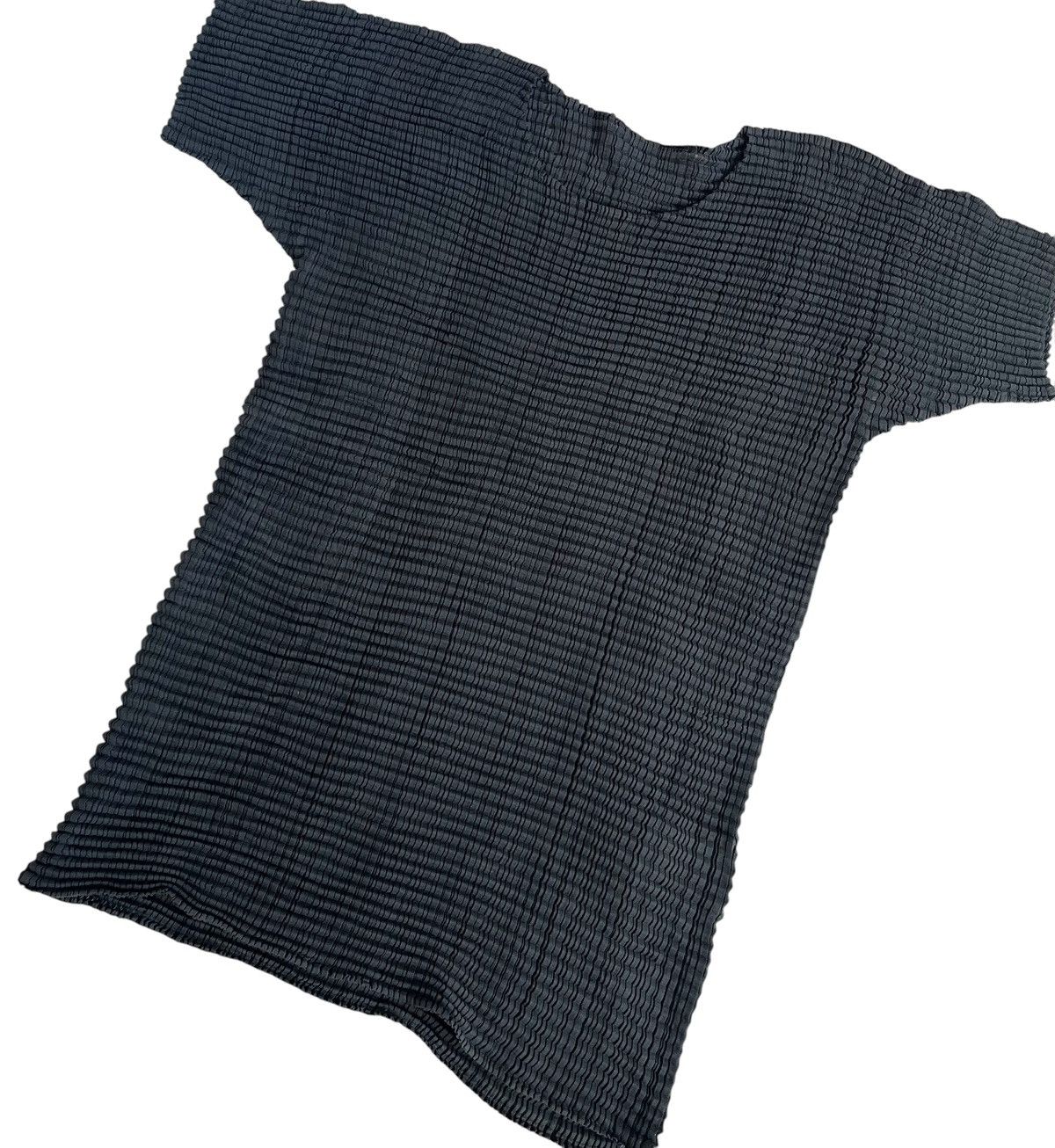Issey Miyake TAX FREE 🇺🇸 issey miyake faded charcoal black pleated tee Size US M / EU 48-50 / 2 - 2 Thumbnail