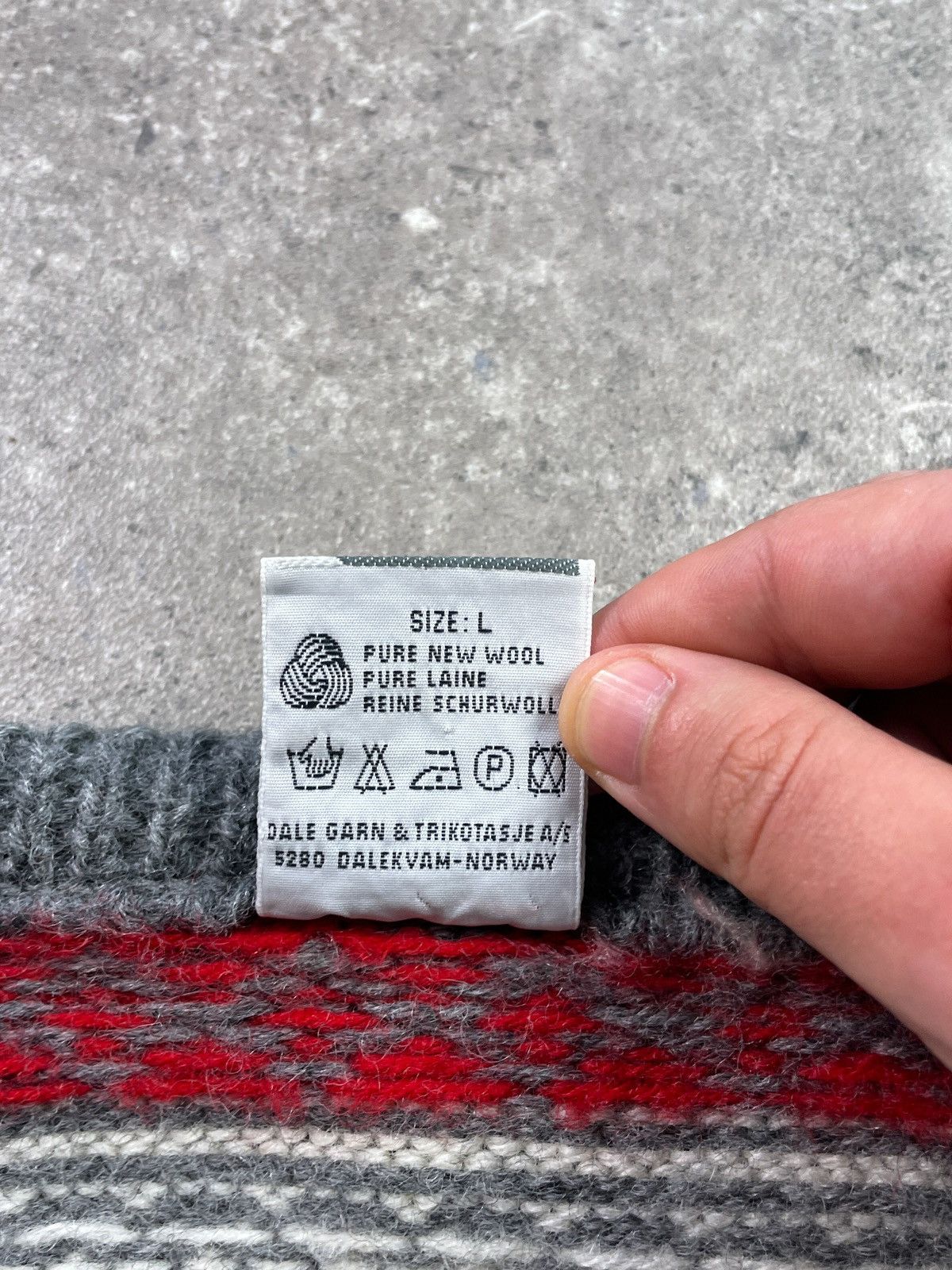 Dale Of Norway Vintage Dale Of Norway Cardigan Knitted Fair Isle Clasps Size US L / EU 52-54 / 3 - 4 Thumbnail