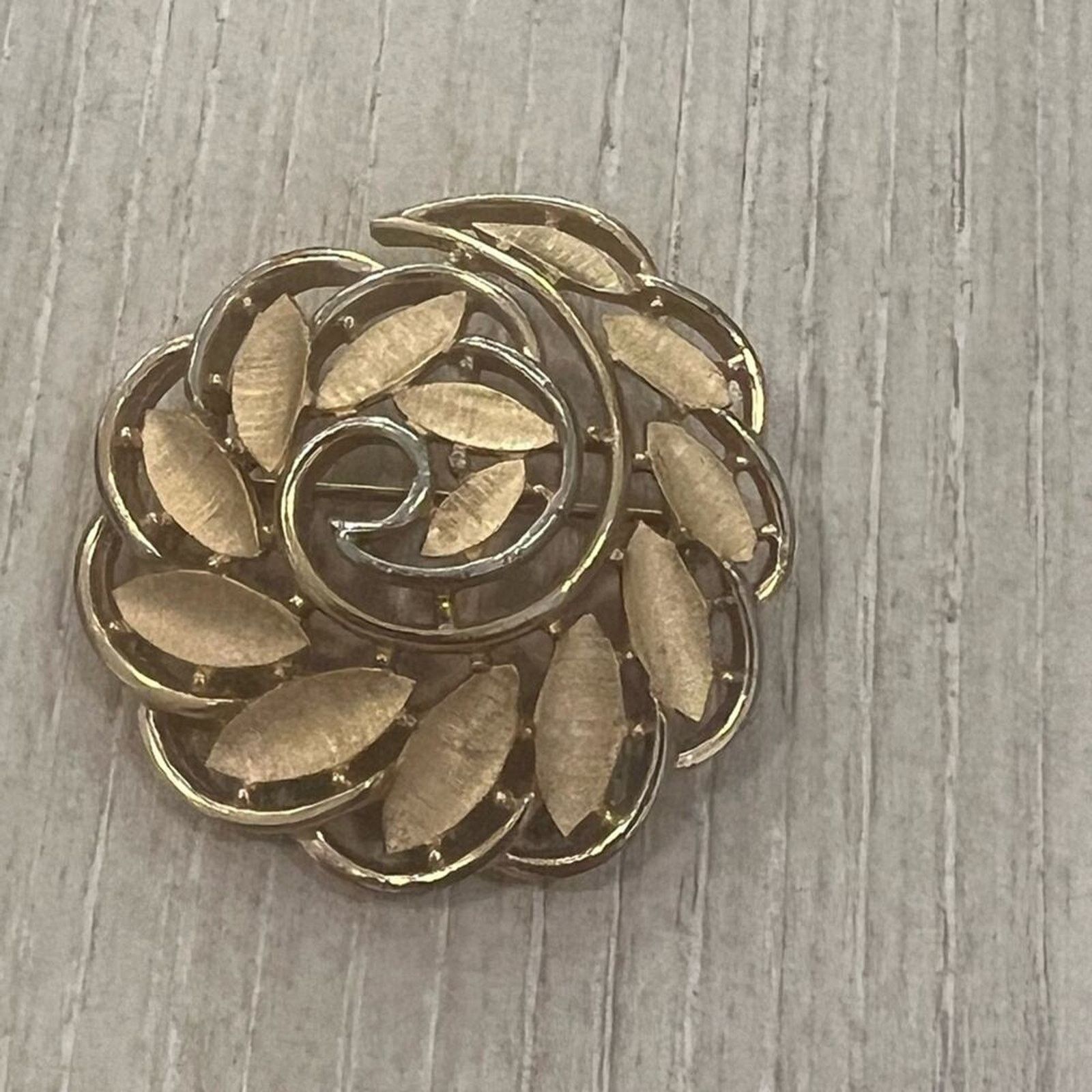 Vintage VINTAGE GOLD TONE TRIFARI PIN BROOCH Size ONE SIZE - 4 Thumbnail