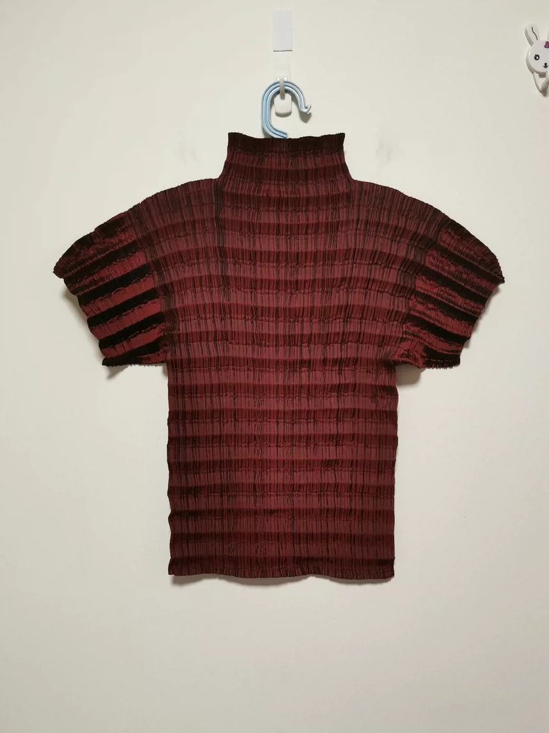 Issey Miyake Issey Miyake size:3 Deep red mainline wavy top Size S / US 4 / IT 40 - 2 Thumbnail