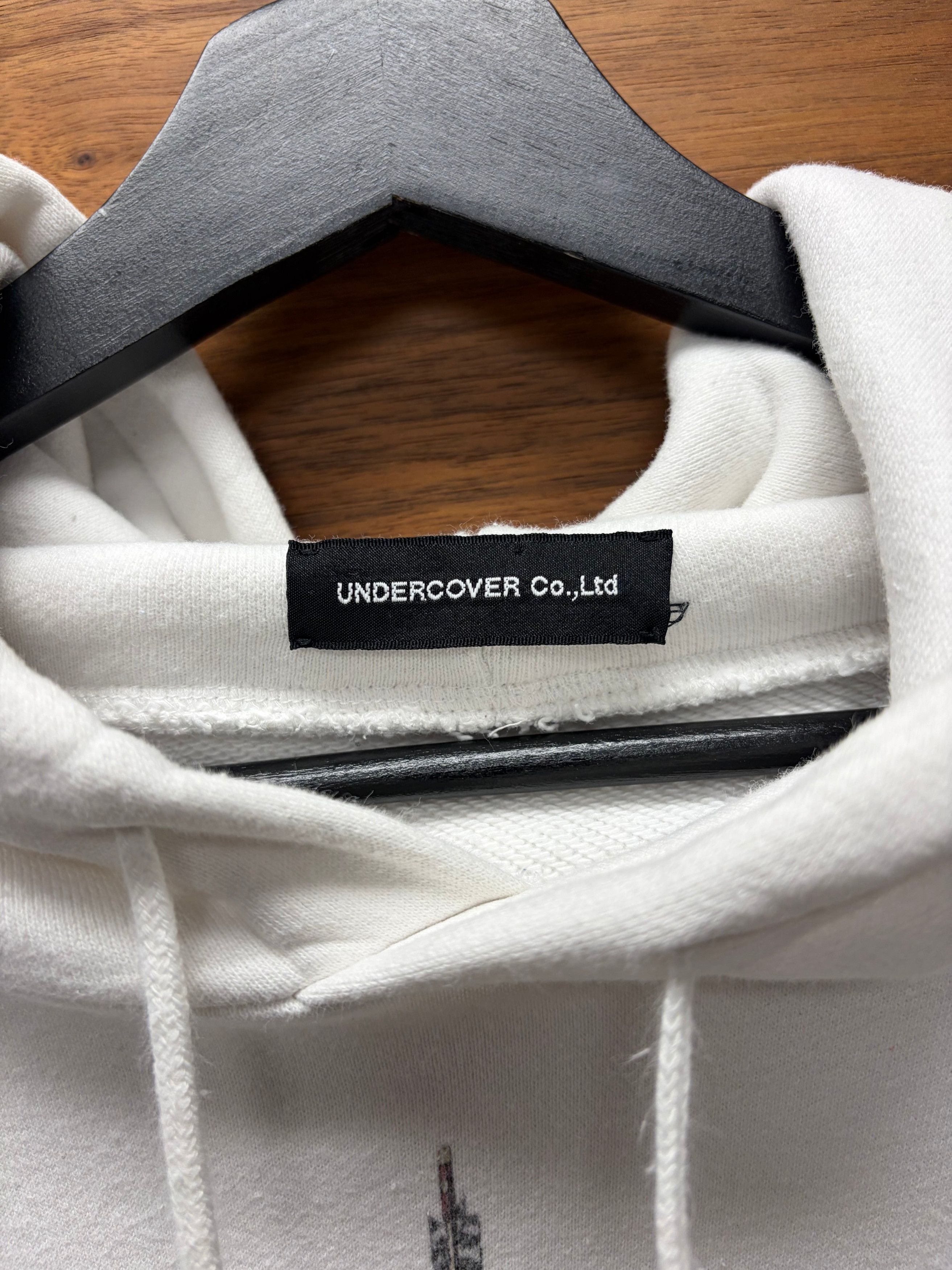 Undercover AW2020 Undercover ‘Fallen Man’ Arrow Rain White Graphic Hoodie Size US L / EU 52-54 / 3 - 3 Thumbnail