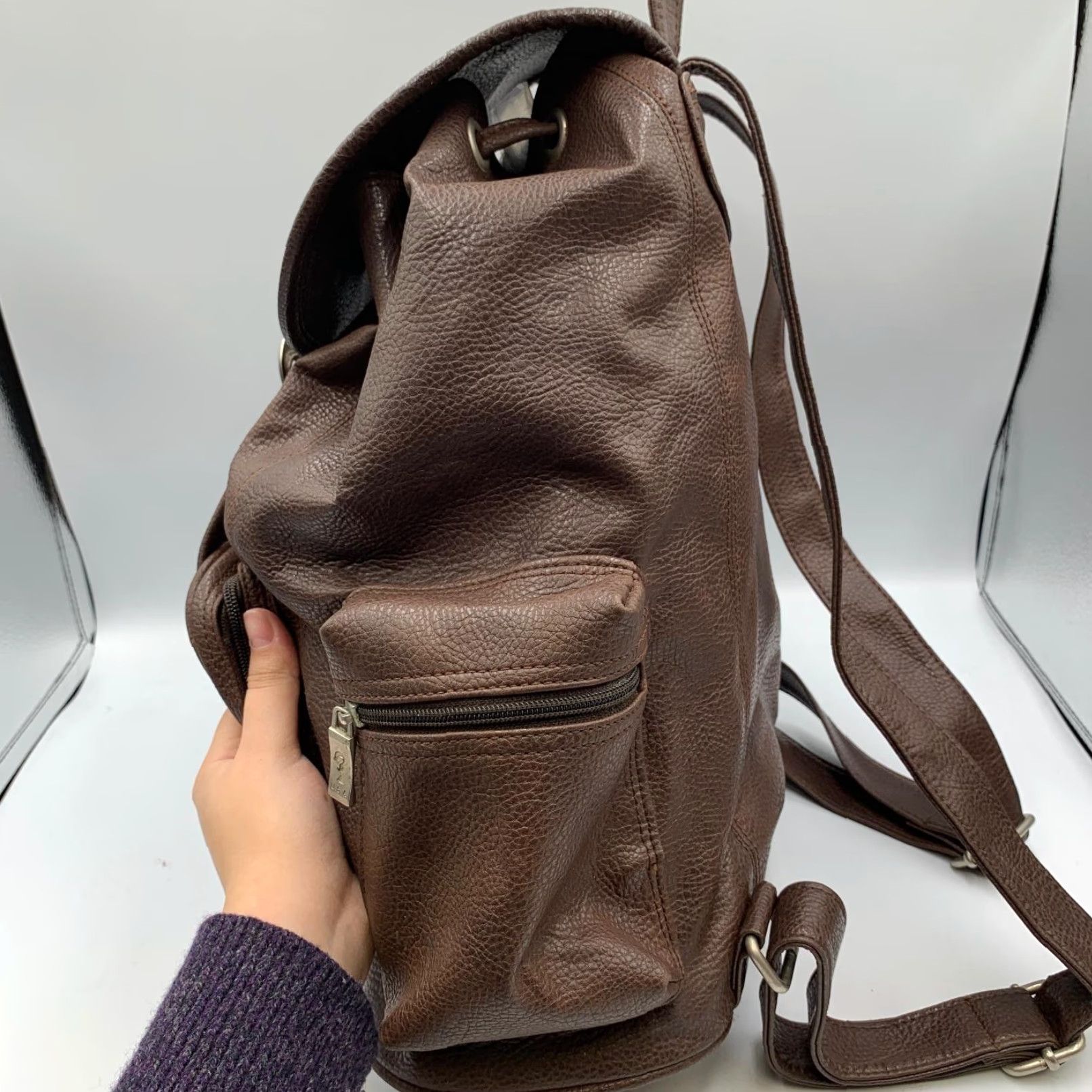 VINTAGE GUESS Backpack Brown Leather Drawstring Flap Bag  display picture 3