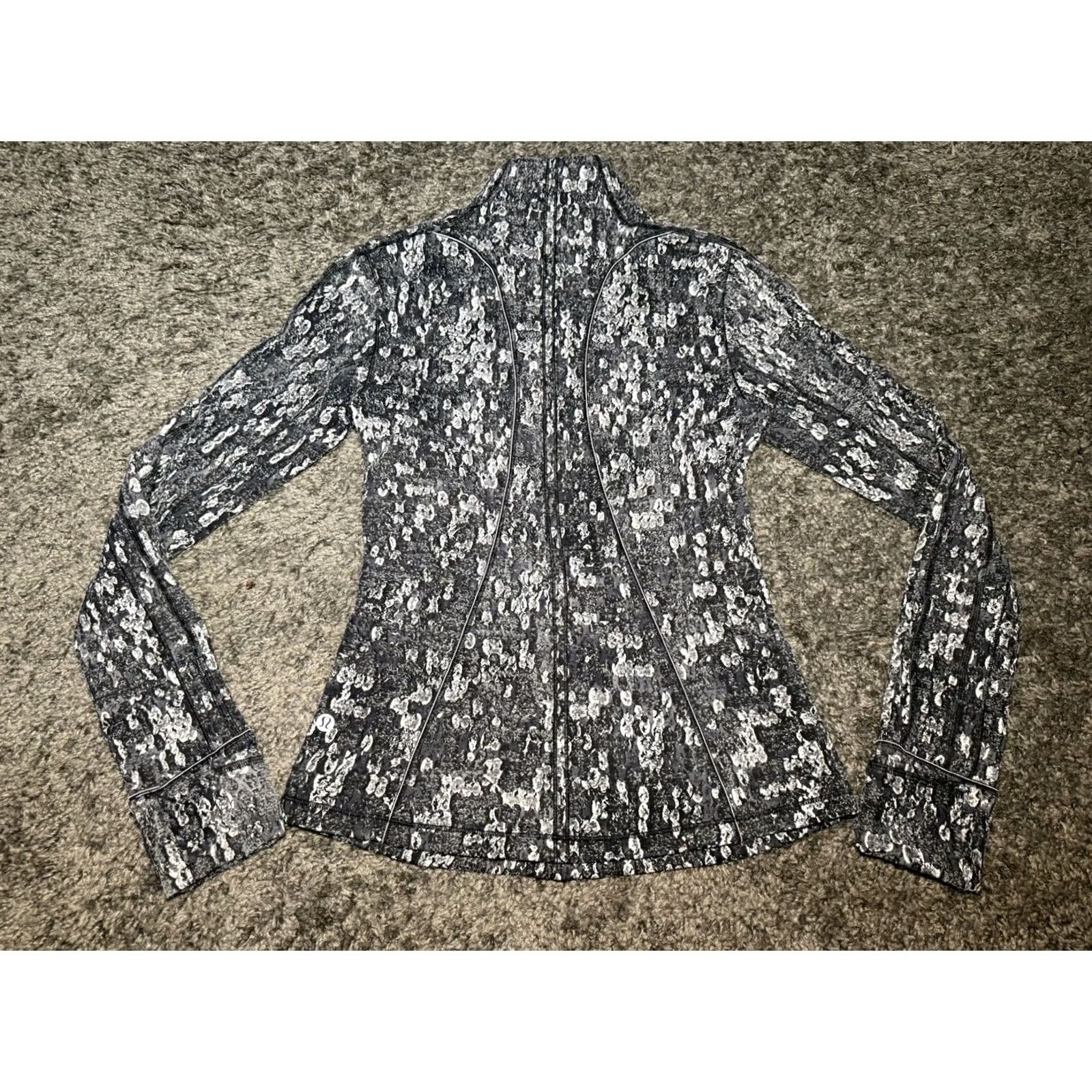Lululemon Lululemon womens 1/2 zip Jacket size 4 Black White Gray Camo Snake Pattern Size ONE SIZE - 7 Thumbnail