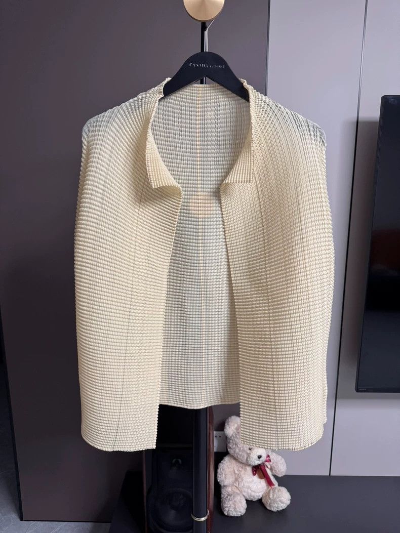 Issey Miyake size:2 Beige bubble short coat