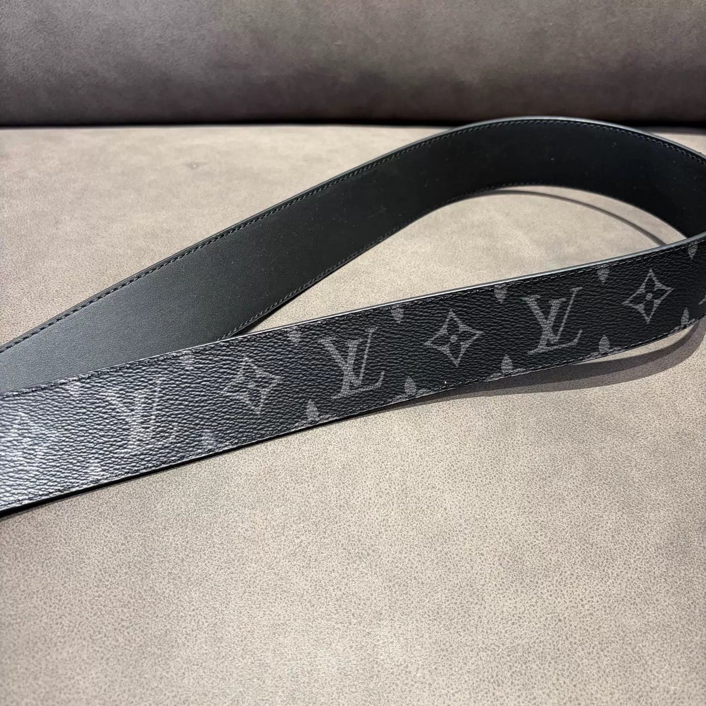 Louis Vuitton LV Black Monogram V-Buckle Belt Worn Once Size ONE SIZE - 2 Thumbnail