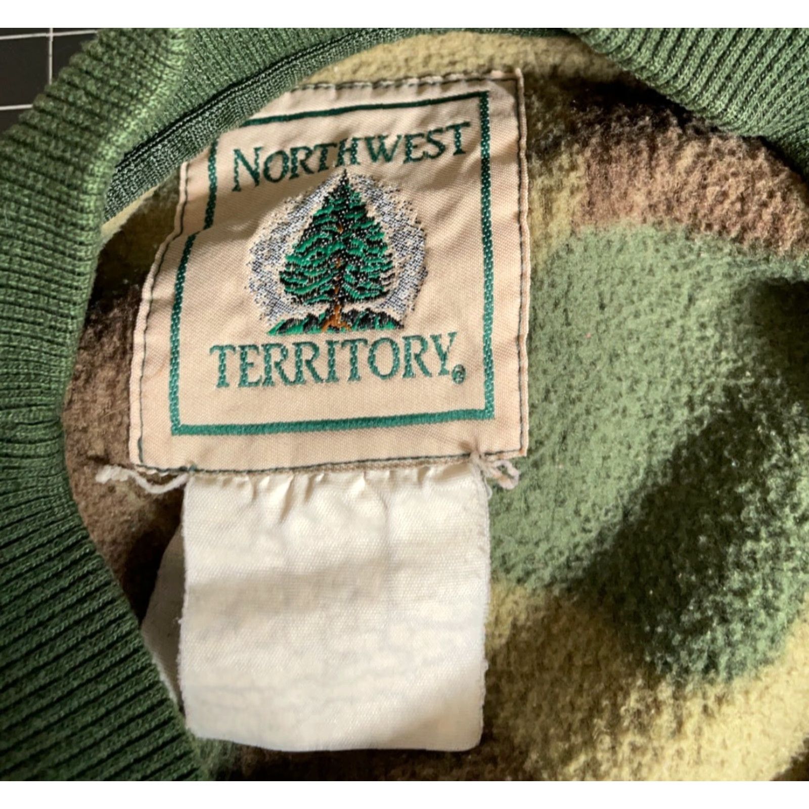 Vintage VINTAGE Northwest Territory Sweatshirt Camouflage Fleece Crew Neck Adult Large Green Mitten Sleeve Cuffs Pockets Logo Heavyweight Regular Mens Size US L / EU 52-54 / 3 - 3 Thumbnail