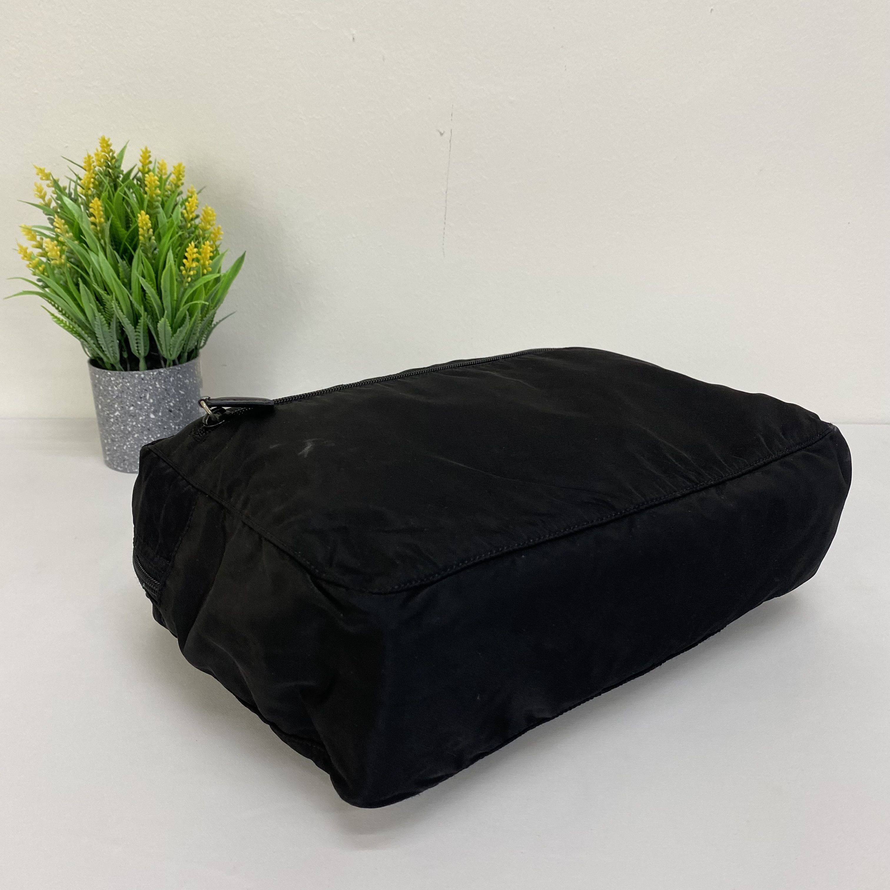 Prada Vintage Nylon Prada Bag Luxury Black Size ONE SIZE - 5 Thumbnail