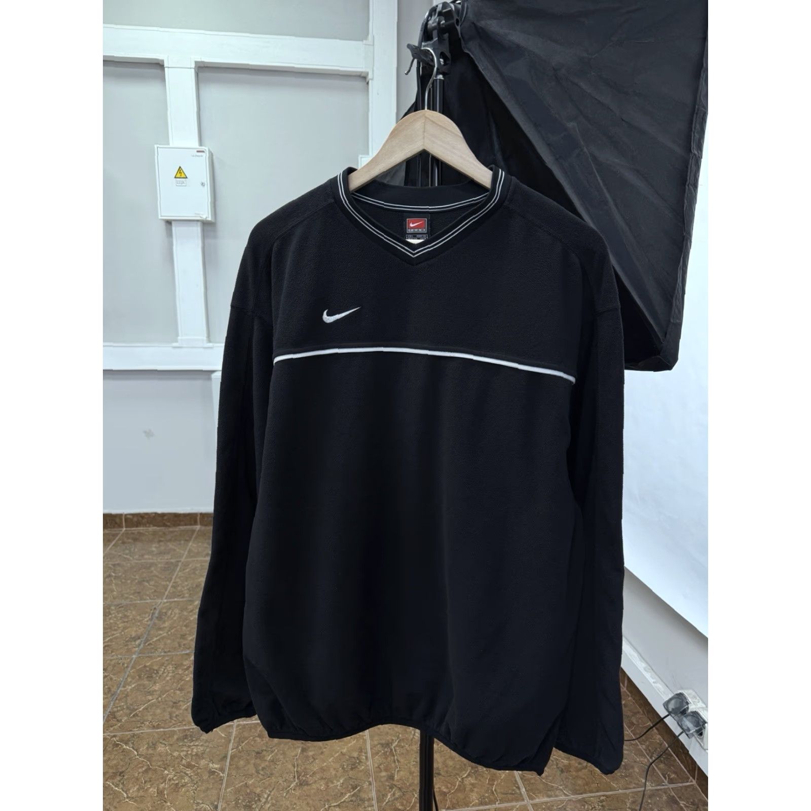 Nike VINTAGE Nike Team Fleece Sweatshirt Black L Mens 90s Retro Rare Defect Sleeve Size US L / EU 52-54 / 3 - 2 Thumbnail