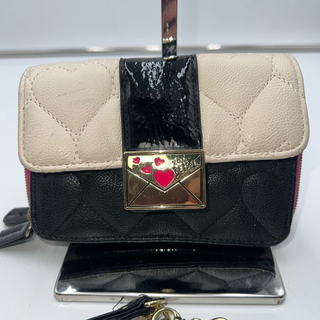 Betsey Johnson Betsey Johnson Heart Quilted Love Letter Cross Body Bag Clut Size ONE SIZE - 1 Thumbnail