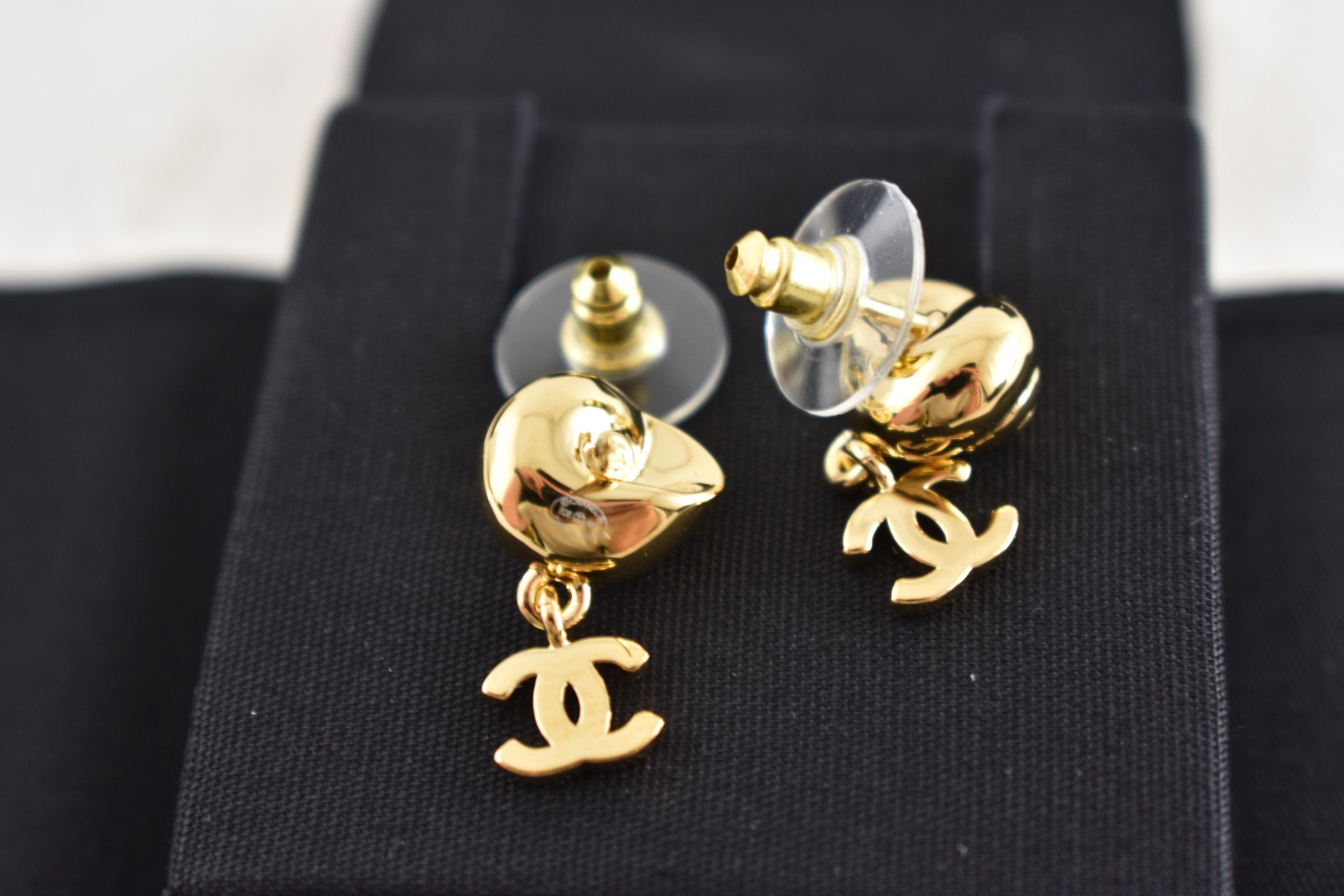 Chanel 26M Coco Beach Shell Seashell CC Logo Dangle Stud Earrings Size ONE SIZE - 24 Thumbnail