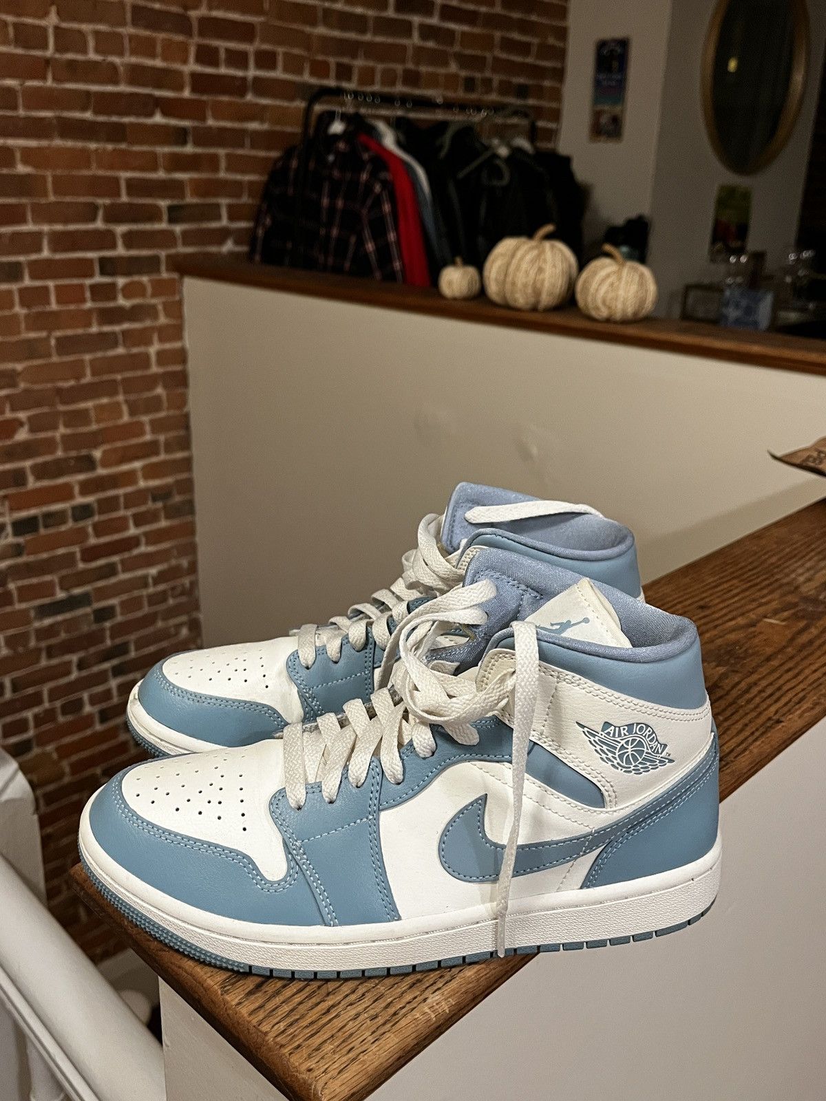 Jordan Brand Air Jordan 1 Mid "UNC" Size US 9 / IT 39 - 3 Thumbnail