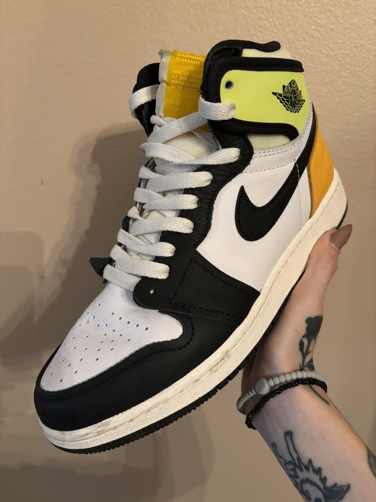 Jordan Brand Air Jordan 1 Retro High OG GS 'Volt Gold' Size US 6 / EU 39 - 1 Thumbnail